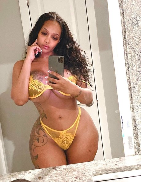 Ms Fernandes25 tits onlyfans