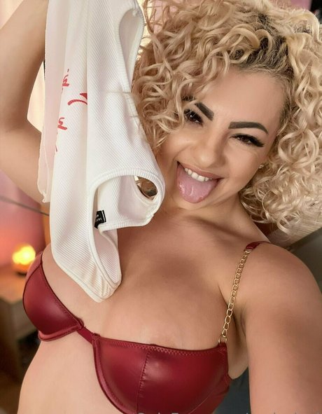 curly lexi onlyfans strip tease