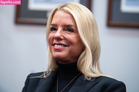 Pam Bondi onlyfans desnuda