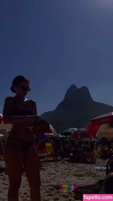 J lia Konrad  portrait