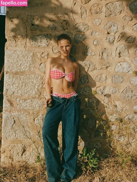 Laura Oganessian onlyfans nude pics