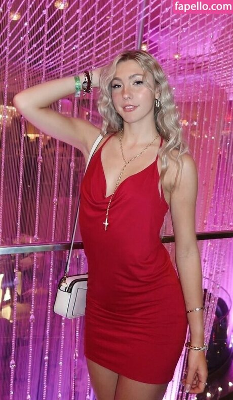 Caroline Ambrose onlyfans nudes leak