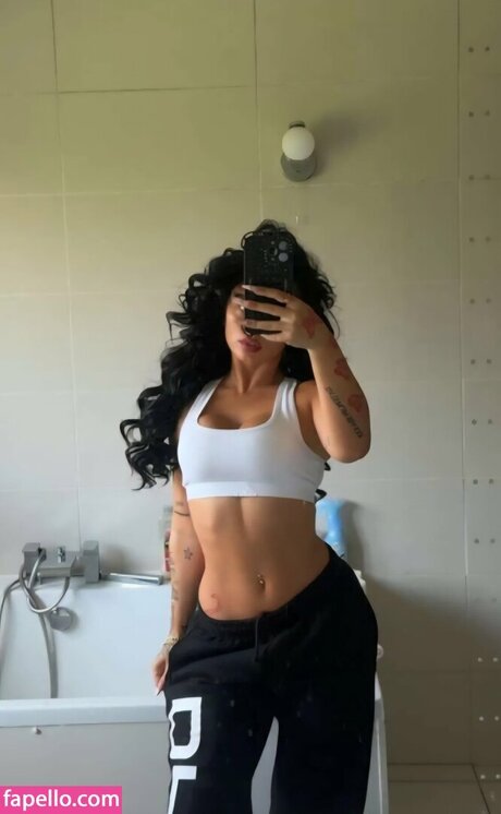 Elley Davies onlyfans.