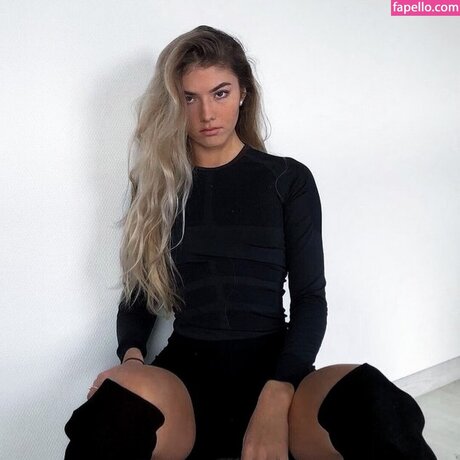 pussy spreading onlyfans pornographic picture