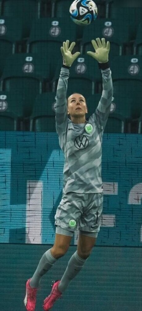 Merle Frohms onlyfans tits