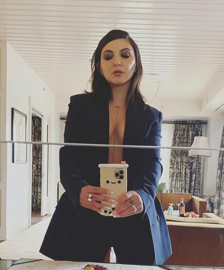 Julia Michaels  selfie