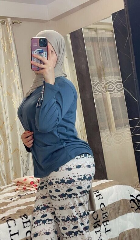 Dounia Stayfia onlyfans boobs