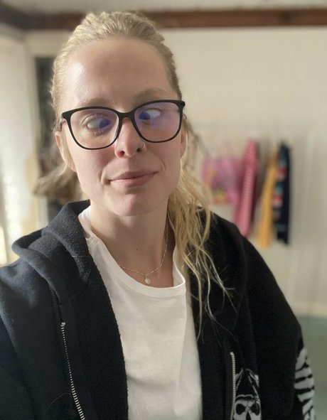 hornycavegirl onlyfans images