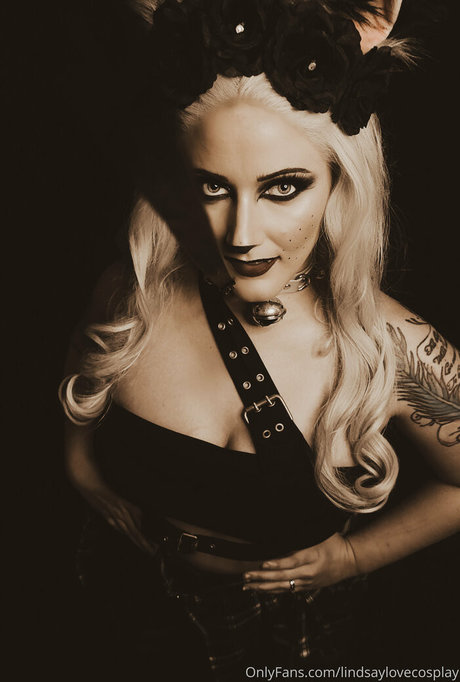 lindsaylovecosplay onlyfans boobs
