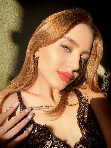 Lily Love_ onlyfans model photo