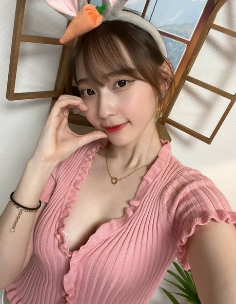 beach onlyfans top illustration