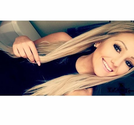 Amber BeIarski onlyfans lesk