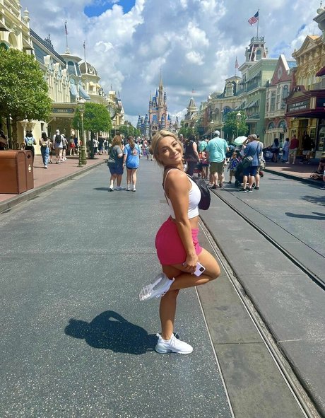 Lizzy Decologero leak only fans