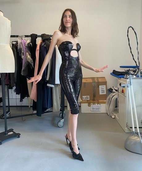 Alexa Chung nude onlyfans leak