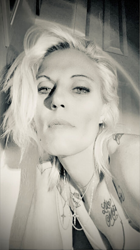 Hazeleyes_ is on onlyfans