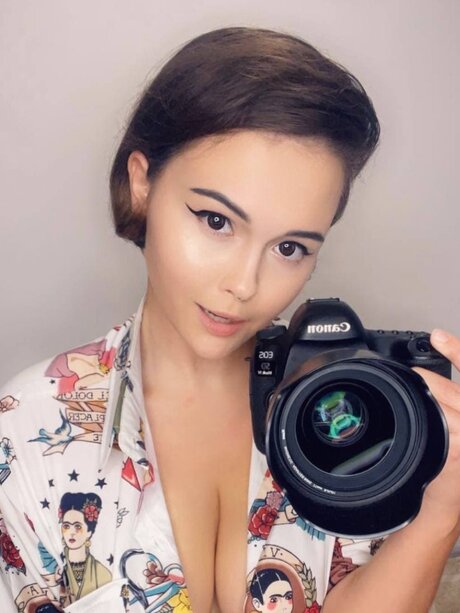 Peachy Alice naked only fans