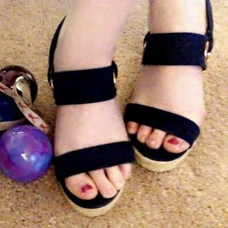 lil miss pretty feet onlyfans leajs