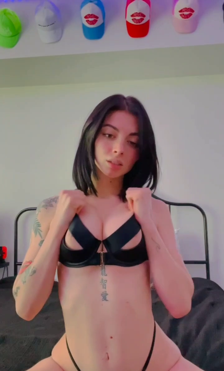 Noemie Lili topless onlyfans