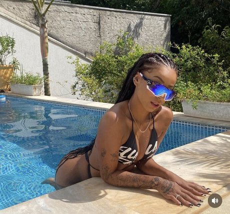 Isis Pequine only fans nudes