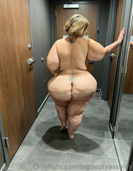 bigbootyasshley onlyfans porn leak