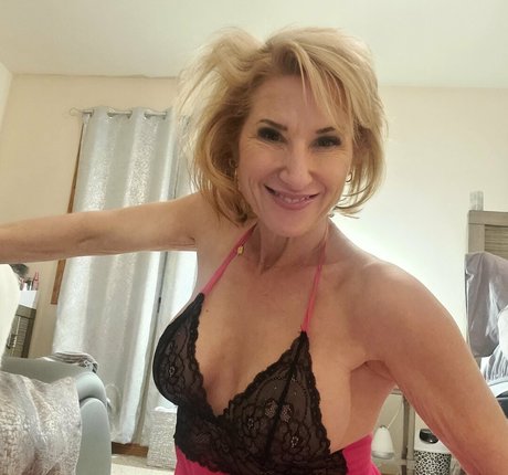 shy kitty Profile image