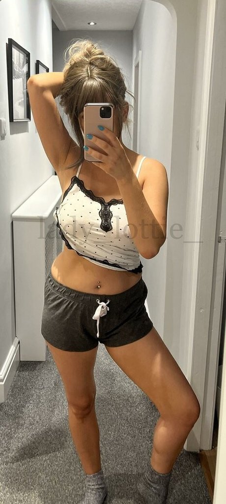 Lady Lottie onlyfans boobs