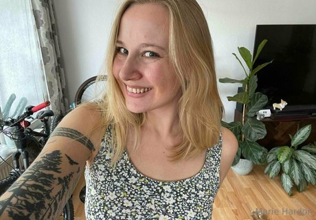 mariehardon onlyfans content type