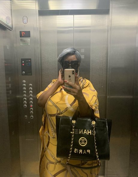 madam___caramel  self-portrait