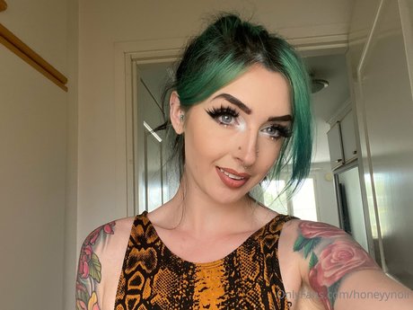 Honeyy Noir onlyfans model images