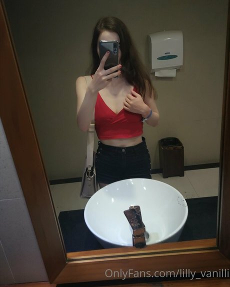 Lilly Vanilli onlyfans strip