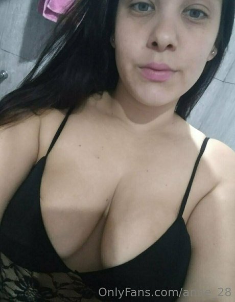 anne 28 onlyfans tits