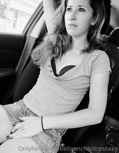 bellaenchantressxxx only fans pictures