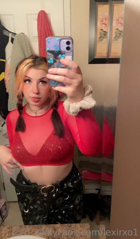 lexirxo1 onlyfans striptease