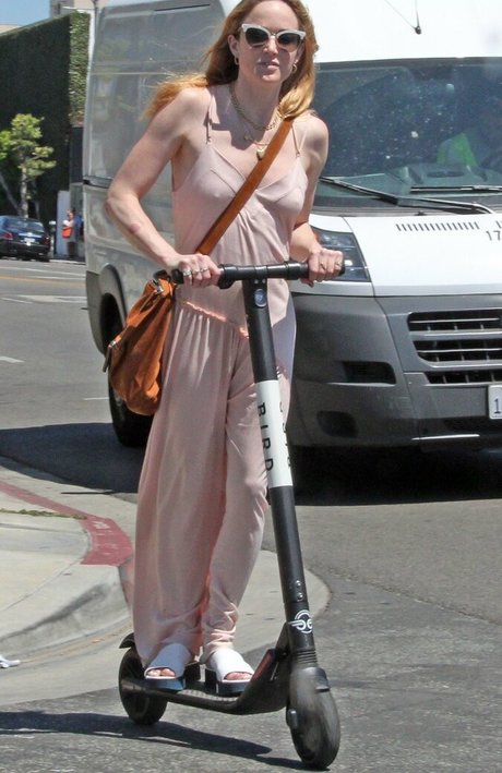 Caity Lotz onlyfans sex