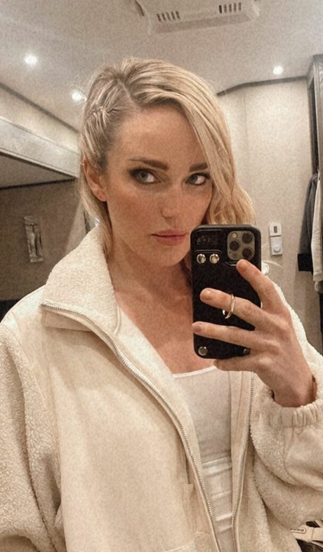 Caity Lotz onlyfans model photo
