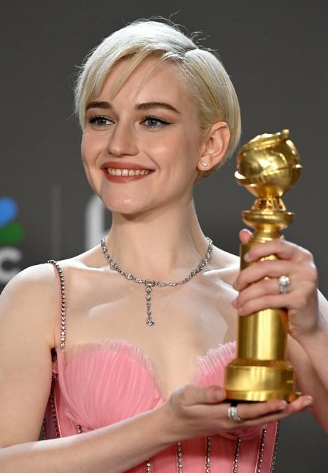 Julia Garner onlyfans leaked