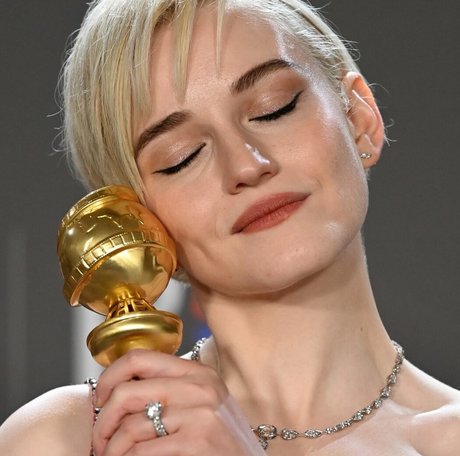 Julia Garner onlyfans nude leaked