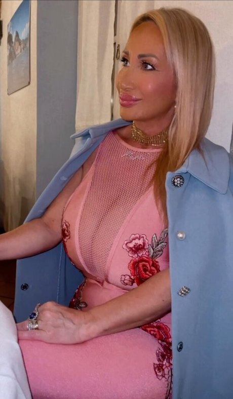 Mara Traversi onlyfans images