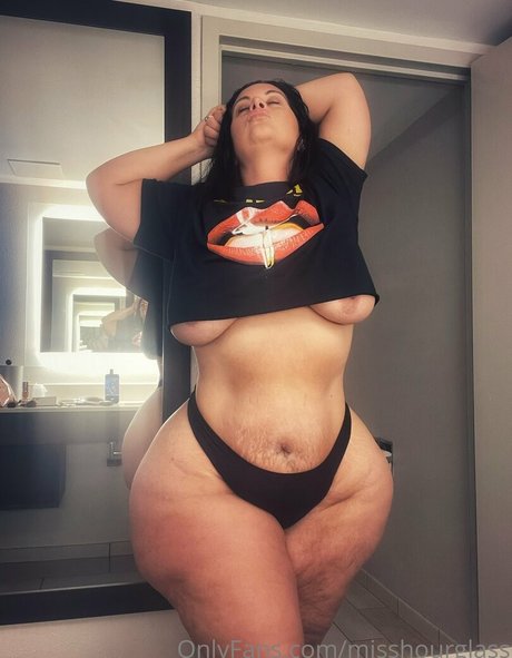 misshourglass onlyfans pics