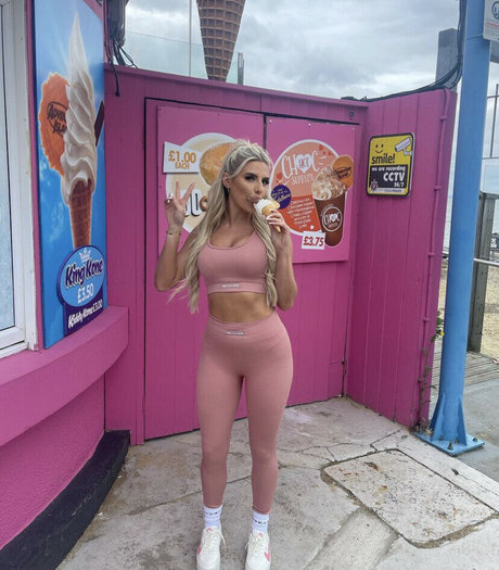 Chloe Burrows onlyfans naked leaks