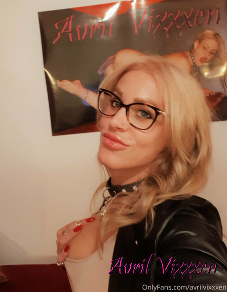 avrilvixxxen onlyfans strip tease