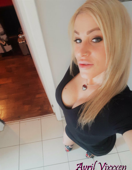 avrilvixxxen onlyfans strip