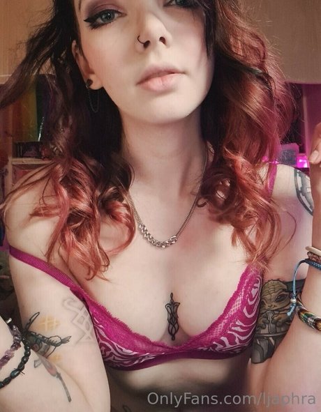 LouiseJulie onlyfans tits