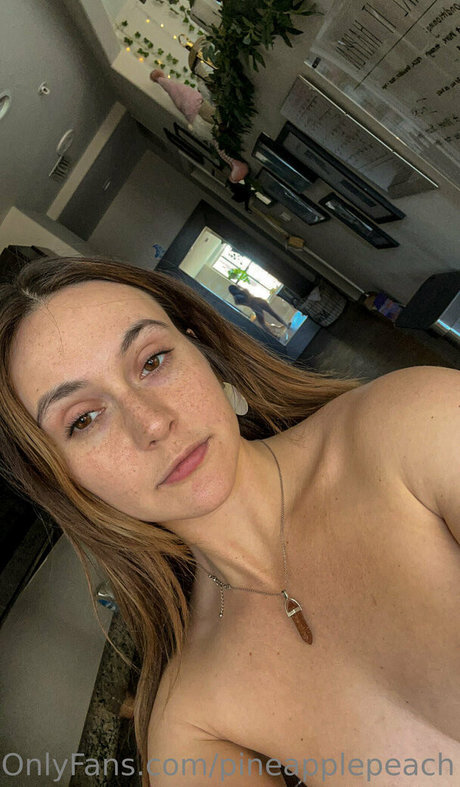 pineapplepeach onlyfans leak ass