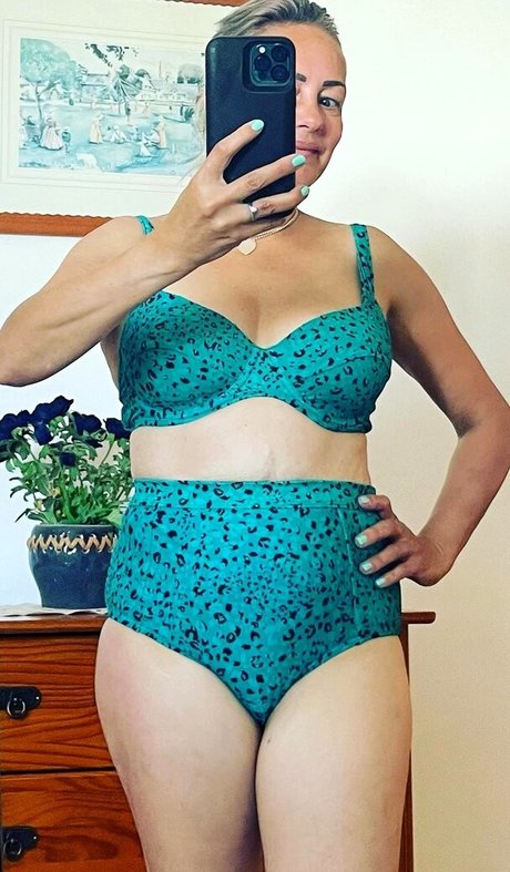 Sarah Cawood onlyfans leajs