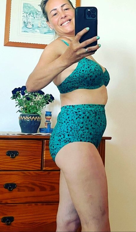 Sarah Cawood onlyfans leajs