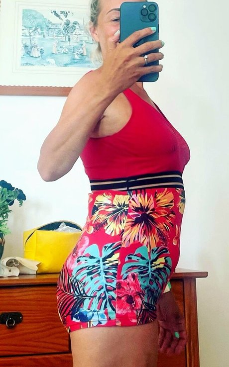 Sarah Cawood naked onlyfans pics