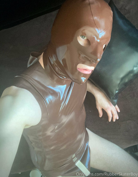 rubberskaterboy naked onlyfans pics