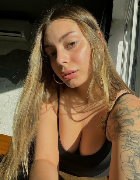 carinacremme onlyfans model photo