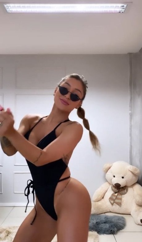 Fiama Amorim onlyfans topless